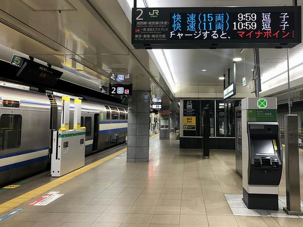 成田空港駅に停車中の逗子行き快速列車