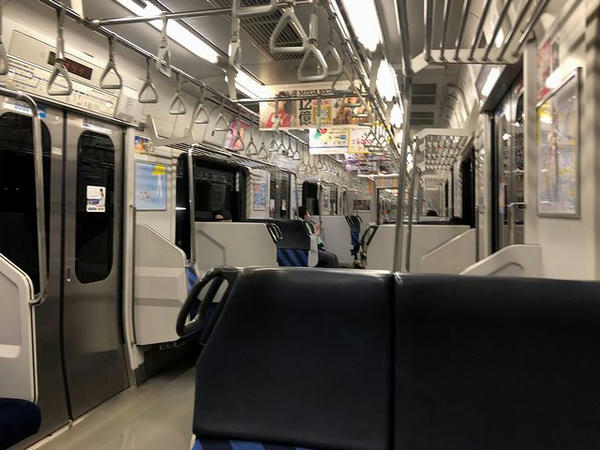 空港第2ビル駅発車直後の車内
