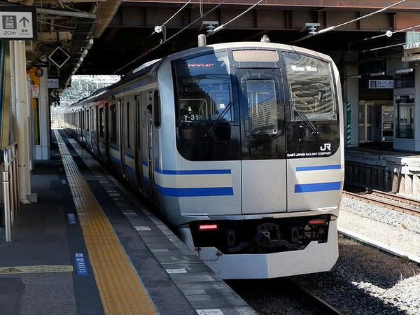 佐倉駅を発車する逗子行き快速列車
