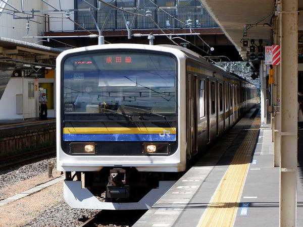 佐倉駅に入ってくる成田行き普通列車