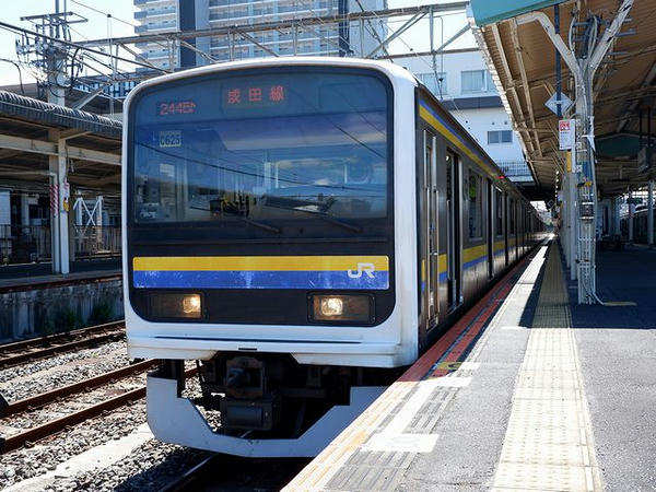 成田駅に停車中の銚子行き普通列車