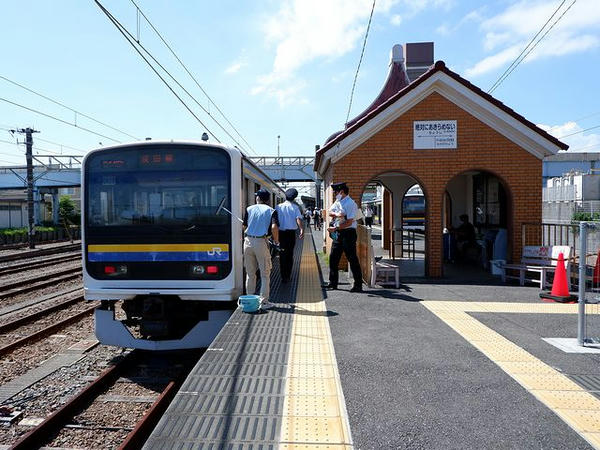 銚子駅に到着した普通列車と銚子電気鉄道待合室（銚子電鉄側から）