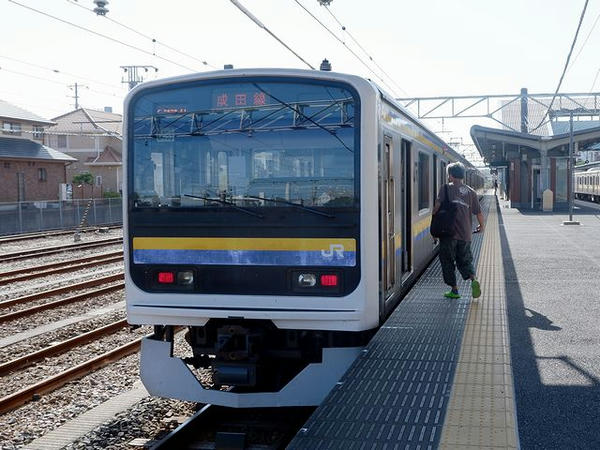銚子駅に停車中の千葉行き普通列車