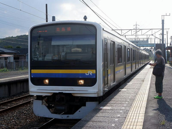 香取駅に入ってくる鹿島神宮行き普通列車