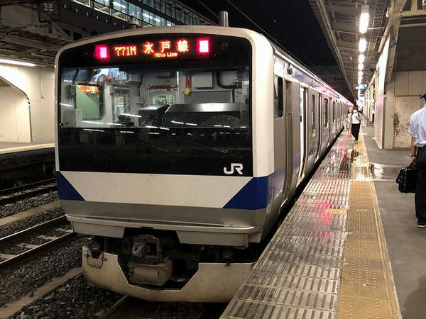 小山駅に到着した水戸線普通列車