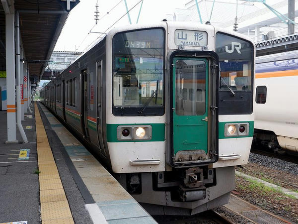 米沢駅に停車中の山形行き普通列車