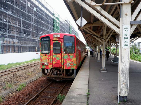 長井駅に到着した赤湯行き普通列車