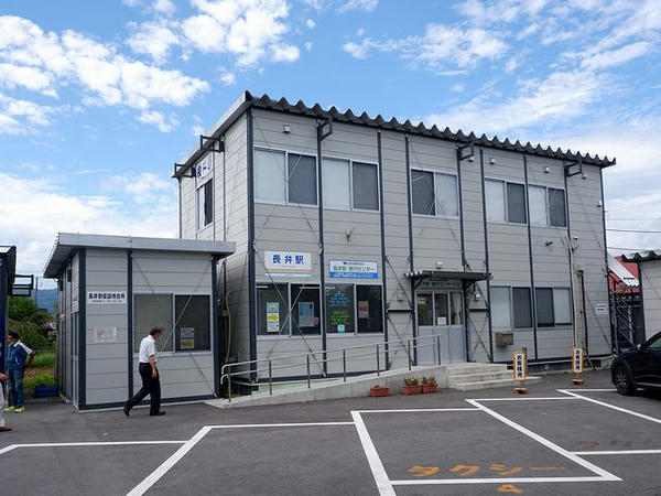 長井駅の仮設待合室と仮駅舎