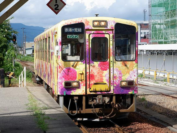長井駅に入ってくる赤湯行き普通列車