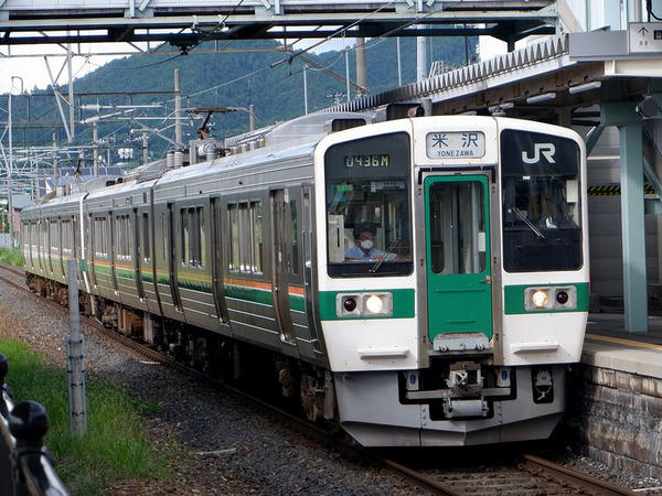 赤湯駅に入ってくる米沢行き普通列車