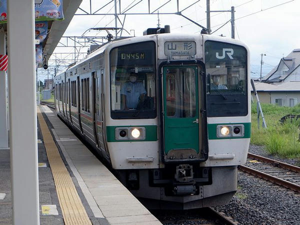 赤湯駅に入ってくる山形行き普通列車
