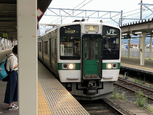 山形駅に入ってくる米沢行き普通列車