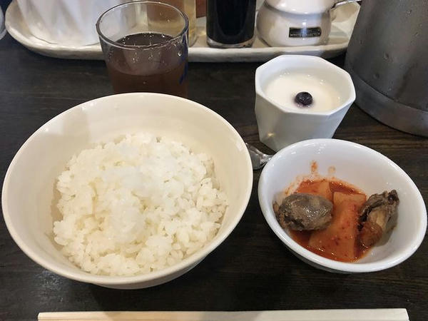 サービスのライスと小鉢（鶏カクテキキムチ）と杏仁豆腐とウーロン茶
