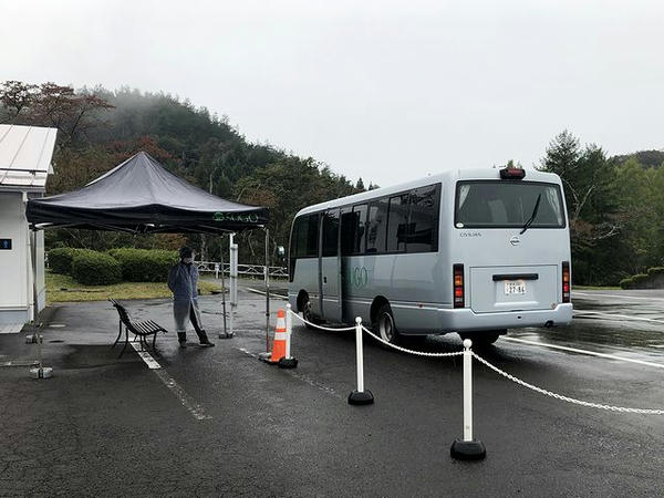 場内バス乗り場と停車中のシャトルバス