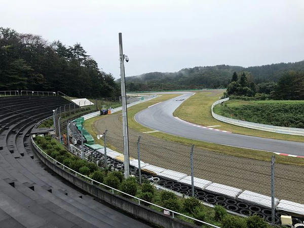 SPスタンドからの眺め（SPイン側から馬の背コーナー方向を望む）