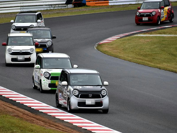 レース中は各所で接近戦が