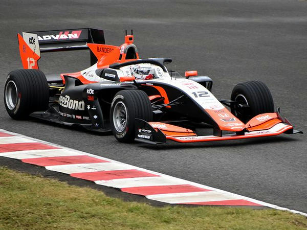 レインタイヤで走行するNo.12 塚越広大選手