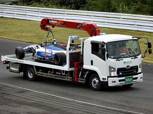 ローダーで回収される国本車