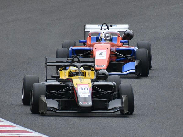 No.30 DRAGON選手とNo.5 入山選手のバトル