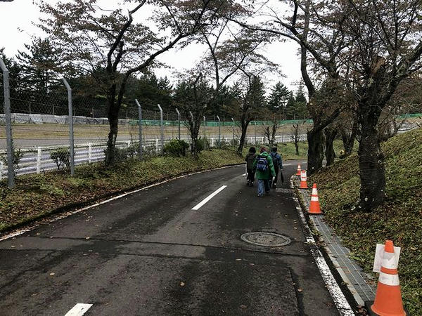 歩いて退場
