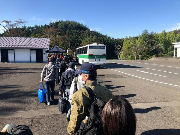 場内バス乗り場と停車中のシャトルバス