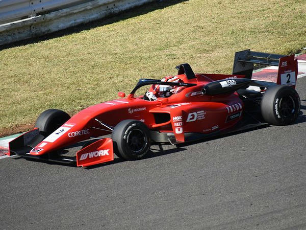 3位を走るNo.2 名取鉄平選手
