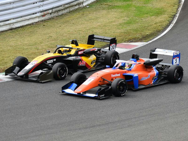 No.30 DRAGON選手をかわすNo.5 入山選手