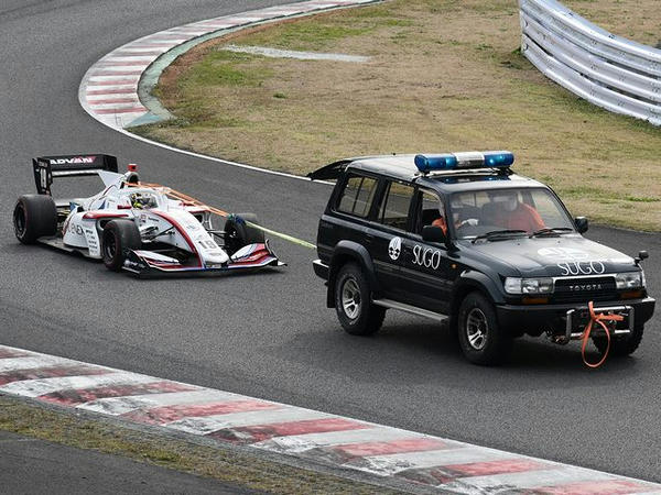 牽引されて戻ってきたNo.19関口車