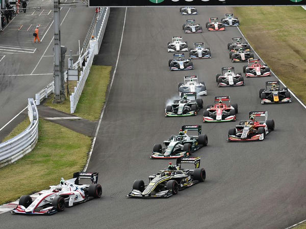 1コーナー進入（中嶋選手のタイヤがロック！）
