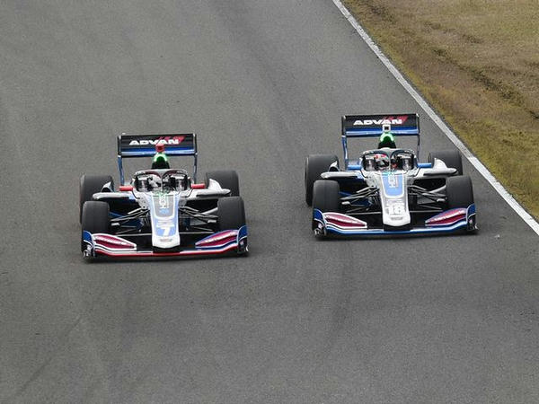 No.18 国本選手をかわすNo.7 小林選手