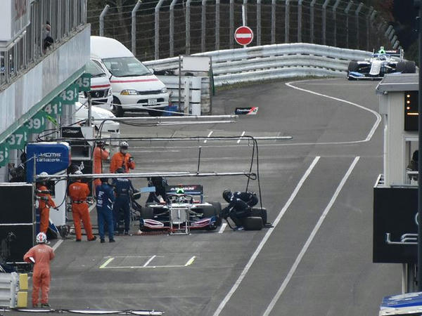 真っ先にタイヤ交換を行うNo.7 小林選手