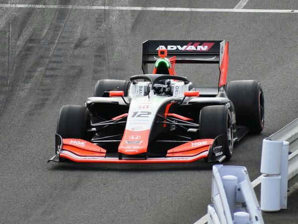 ピットアウトするNo.12 塚越選手