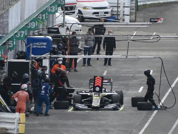 右後輪のタイヤ交換に手間取るNo.50 セッテ・カマラ選手