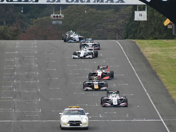 No.19 関口選手の前で隊列を先導するセーフティーカー