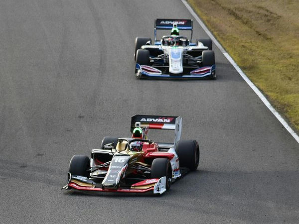 No.16 野尻選手を追うNo.18 国本選手