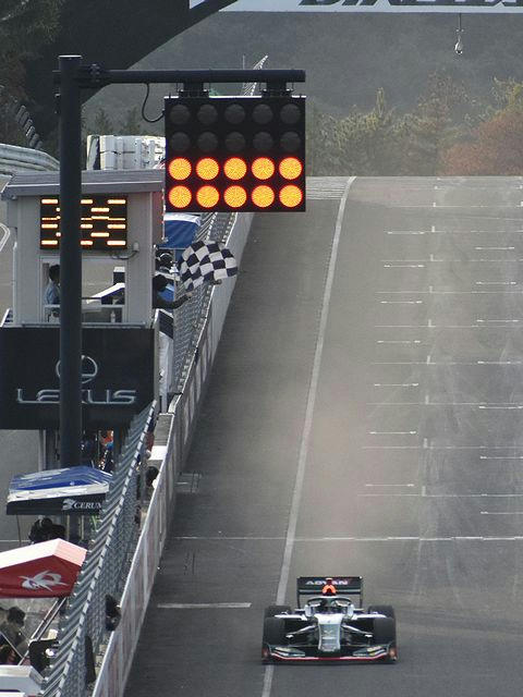 チェッカーフラッグを受けるNo.1 キャシディ選手
