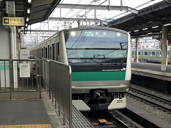 赤羽駅に入ってくる新宿行き普通列車