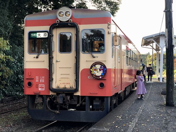 上総中野駅に停車中の大原行き普通列車