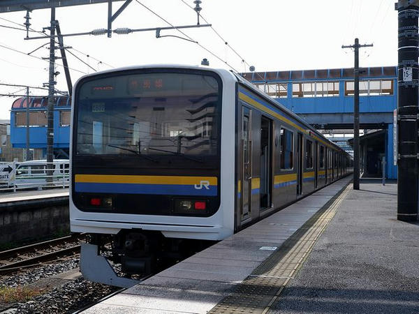 安房鴨川駅に停車中の千葉行き普通列車