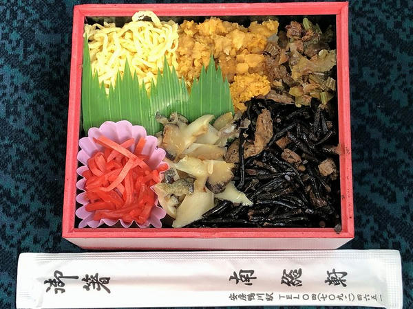 うにとさざえめし（1050円）の中身