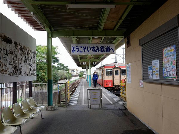 待合室から乗り場方向を望む
