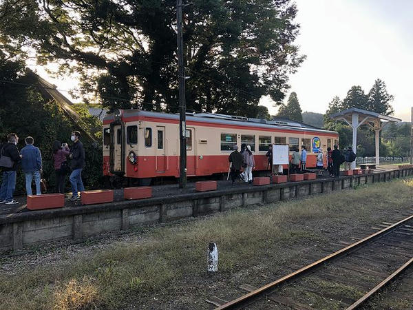 上総中野駅に到着した普通列車