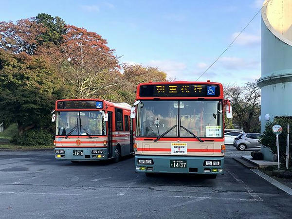 駅前に停車中の小湊鐵道代行バスと粟又の滝行き探勝バス