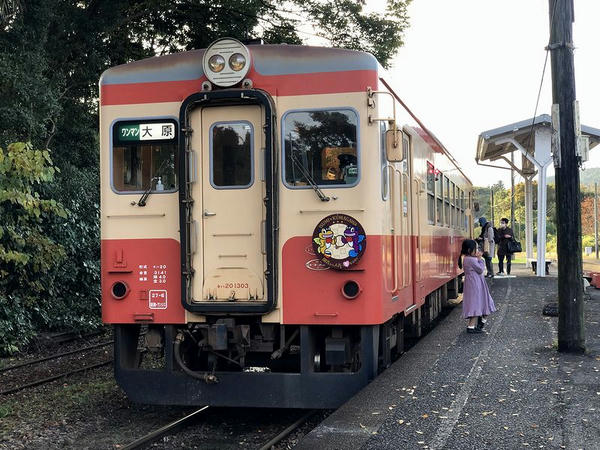 上総中野駅に停車中の大原行き普通列車