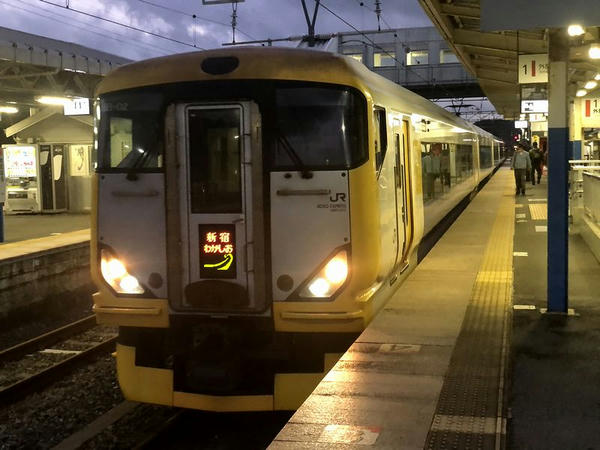 大原駅に入ってくる新宿行き特急新宿わかしお