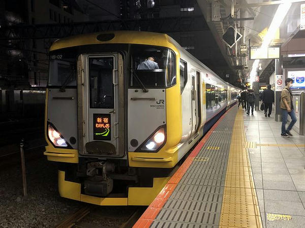 新宿駅に到着した特急新宿わかしお