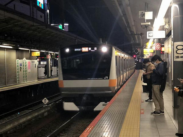 新宿駅に入ってきた東京行き快速列車