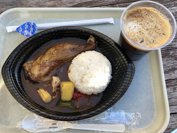 森のキャンプカレー（ドリンクセット） 1400円