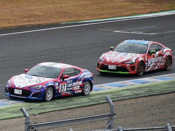 終盤7位を走るNo.87 CG ROBOT BRZ BS 久保凜太郎選手と8位を走るNo.34 小倉クラッチ REVO86BS 佐々木雅弘選手