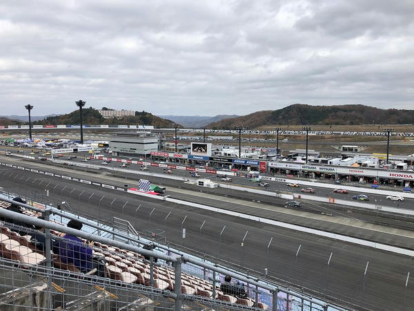 ダミーグリッド上に並ぶ各車